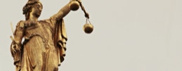 Justitia steht für Recht bekommen. Für ein Gerichtsgutachten müssen Ursache und Verursacher ermittelt werden.